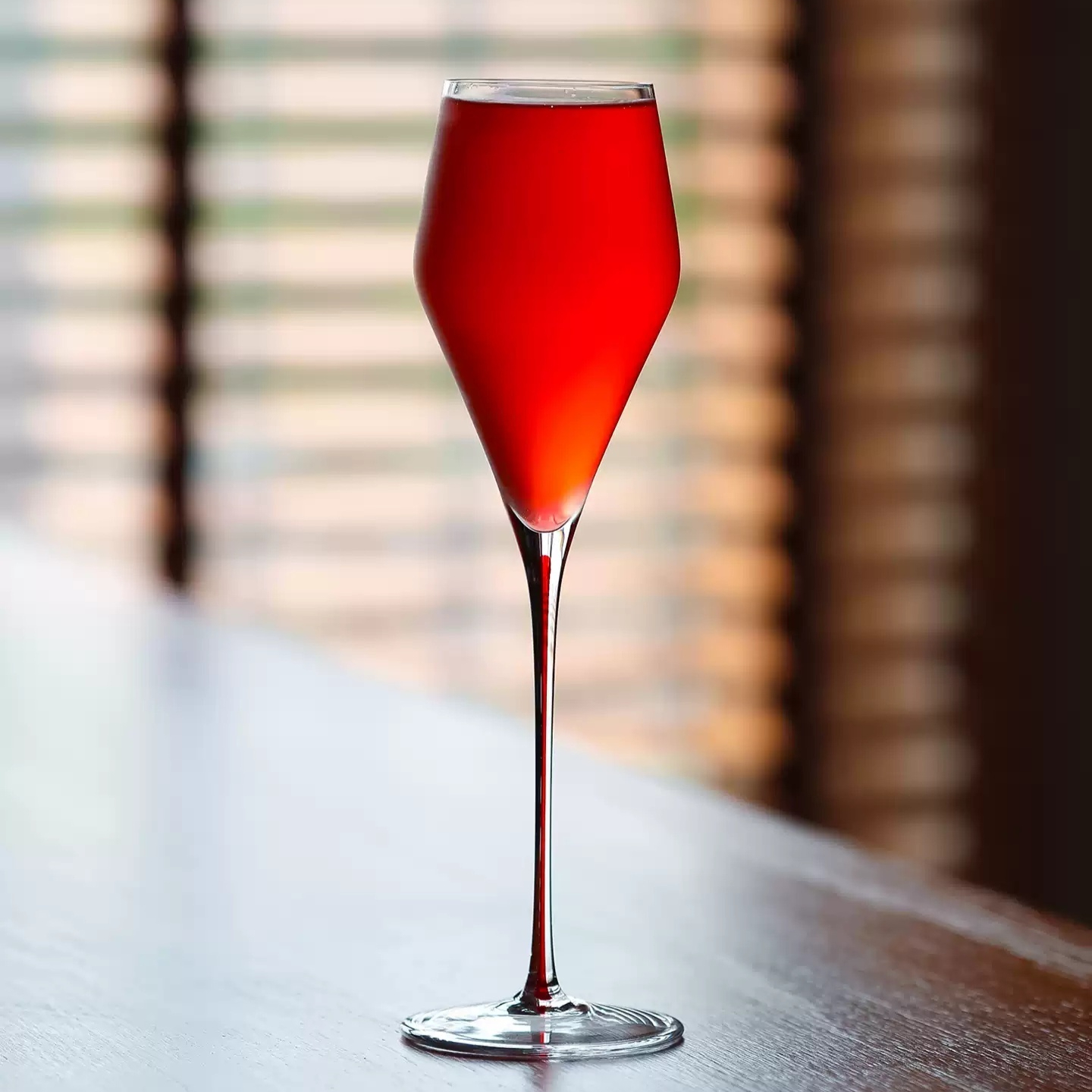 Hand-Blown Crystal Champagne Glasses. Tulip Profile